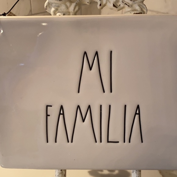 RAE DUNN “MI FAMILIA” CERAMIC HANGING PICTURE SIGN💋 - Picture 4 of 6